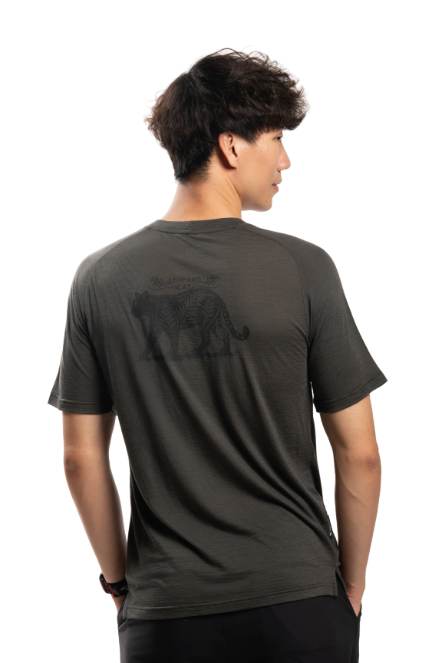 男款 美麗諾羊毛短袖上衣-島嶼生活/山蕨石虎(120g)｜橄欖綠