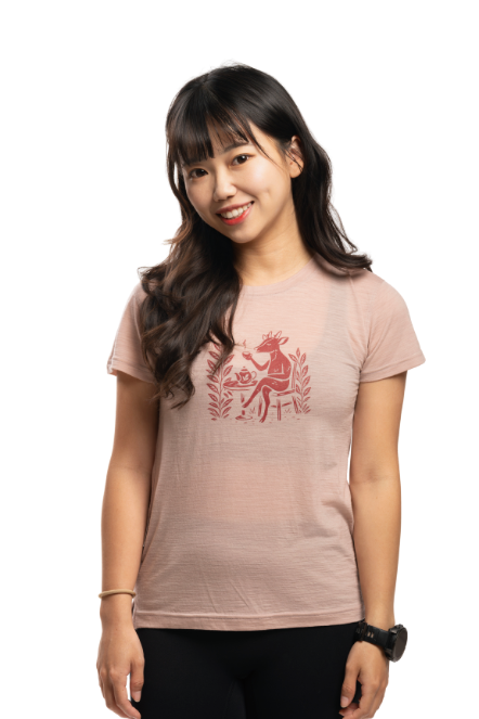 女款 美麗諾羊毛短袖上衣-島嶼生活/悠然山羌(120g)｜灰粉