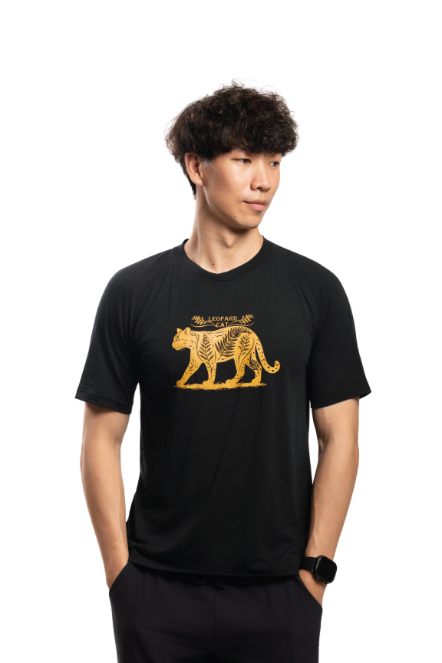 男款 美麗諾羊毛短袖上衣-島嶼生活/山蕨石虎(120g)｜黑色