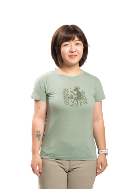 女款 美麗諾羊毛短袖上衣-島嶼生活/悠然山羌(120g)｜羅勒綠