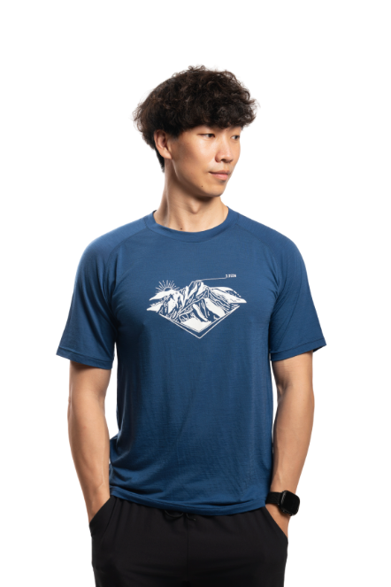 男款 美麗諾羊毛短袖上衣-島嶼生活/V熊玉山(120g)｜深藍