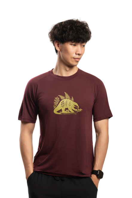 男款 美麗諾羊毛短袖上衣-島嶼生活/毛蕨穿山甲(120g)｜波特紅