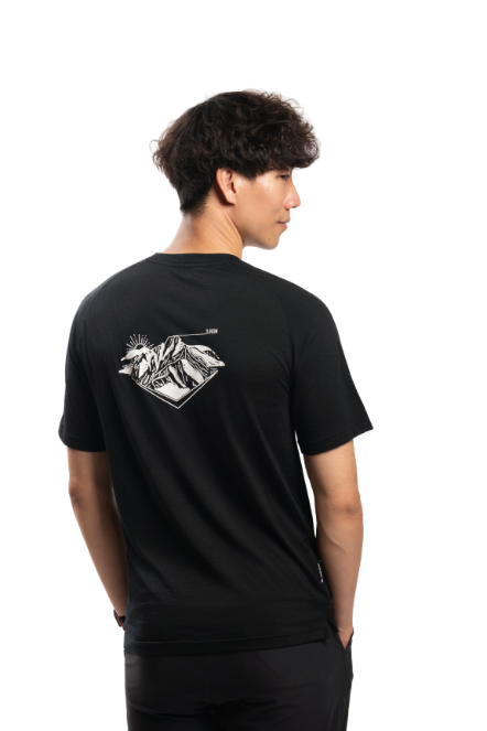 男款 美麗諾羊毛短袖上衣-島嶼生活/V熊玉山(120g)｜黑色