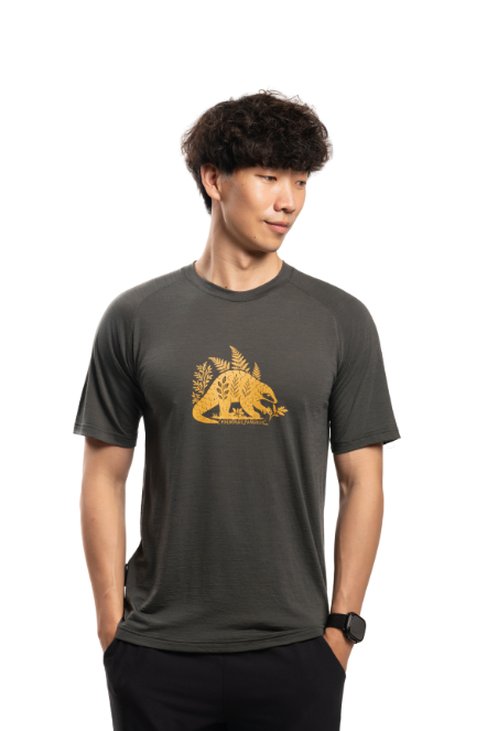 男款 美麗諾羊毛短袖上衣-島嶼生活/毛蕨穿山甲(120g)｜橄欖綠